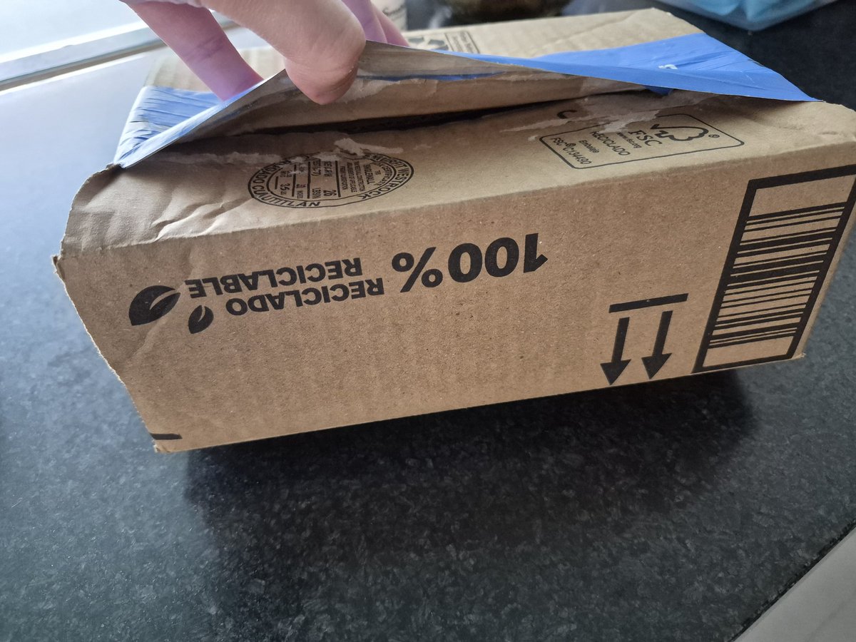 jacocal's tweet photo. Quiero hacer responsable a @AmazonMx por está falta de respeto de sus repartidores que se robaron mi paquete desde almacén y se reusan a tomar responsabilidad sobre esto. Pedimos un reloj y nos llegó está basura por la cuál no doy no 5 pesos. Pidieron la clave antes de entregar https://t.co/LcdrSreMN6