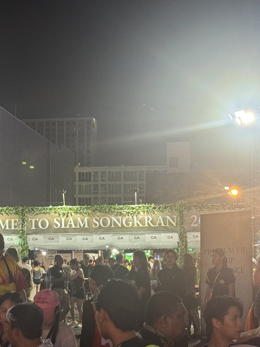 summer_th_'s tweet photo. จัดงานใกล้ห้องเกิน จะโยกตามละ 💦

#siamsongkran #rca #เปียกยัง https://t.co/yueIJv3XJl