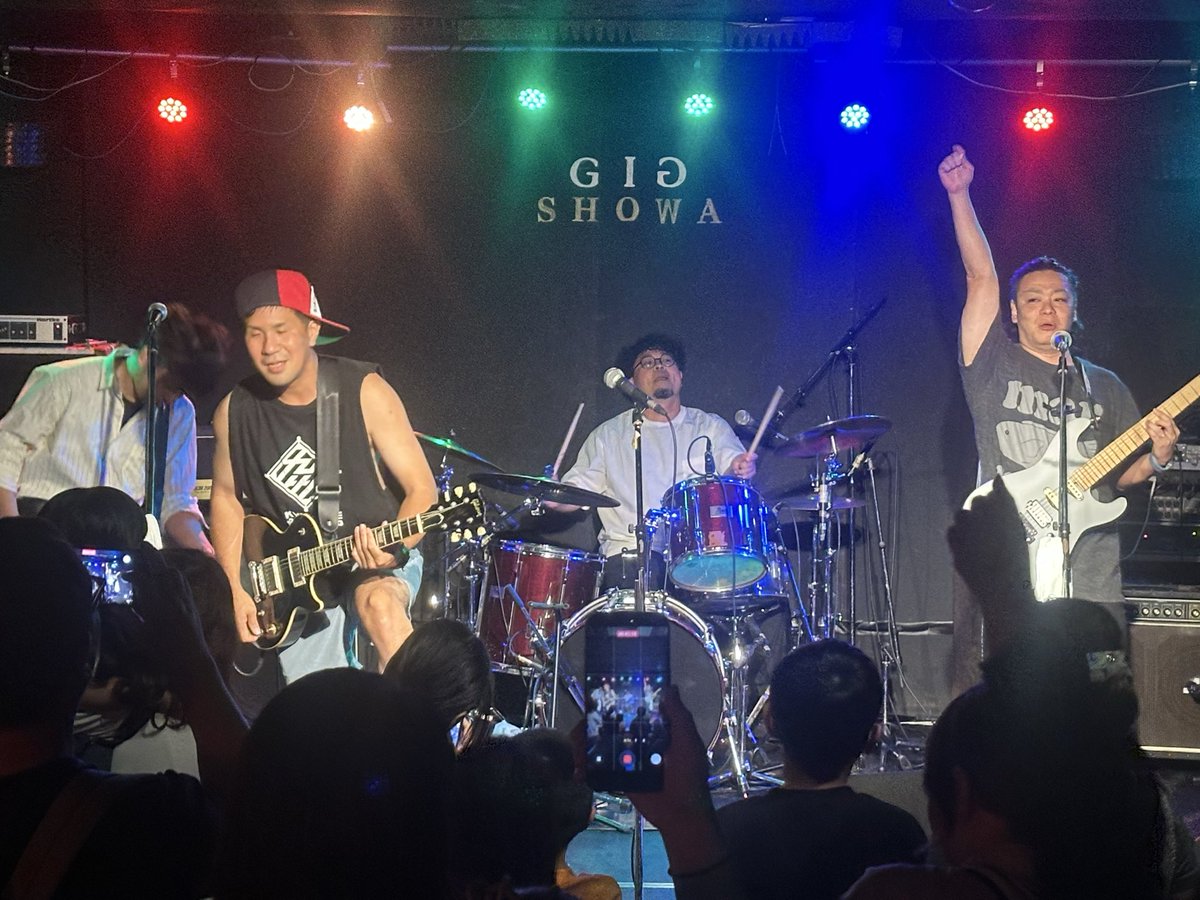 100日後に閉店するLIVEHOUSEのPA前シン tweet media