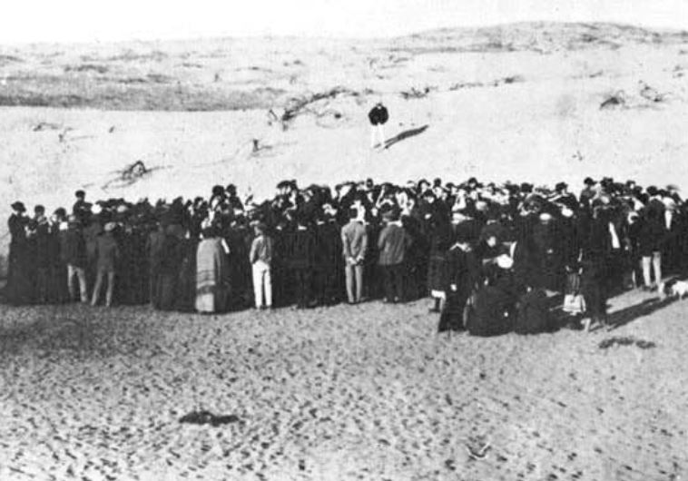 jbetlach's tweet photo. Mazal Tov! Tel Aviv dnes slaví 117 let 🎉

Město Tel Aviv bylo založeno 11. dubna 1909 na písečných dunách severně od Jaffy, tehdy ještě v rámci Osmanské říše.

Za jeho vznikem stála skupina židovských obyvatel Jaffy, kteří už od roku 1906 usilovali o vybudování moderního židovského města. Důvod byl prostý: přelidněná a hygienicky problematická Jaffa a snaha vytvořit nové, plánované městské prostředí podle evropských standardů.

Když se o tři roky později v roce 1909 podařilo pozemky koupit a zaregistrovat u osmanských úřadů, přišel ikonický moment, který se stal symbolem zrodu města. Na pobřežních dunách se sešlo 66 rodin a pomocí losování si rozdělily parcely. Organizátor Akiva Arieh Weiss použil 66 bílých a 66 šedých mušlí: na bílé napsal jména rodin, na šedé čísla pozemků. Náhodným párováním tak vzniklo první rozdělení budoucího města.

Původní název zněl Ahuzat Bajit, tedy „domovské sídlo“. Už o rok později byl změněn na Tel Aviv, podle hebrejského názvu románu Theodora Herzla Altneuland, tedy „Staronová země“.

Výstavba postupovala překvapivě rychle. Během jediného roku vznikly první ulice včetně Herzlovy třídy a Rothschildova bulváru, byl vykopán první studniční vrt a postaveny desítky domů. Město bylo od počátku plánováno jako moderní, vzdušné a zelené, inspirované tehdejším konceptem zahradního města.

Z původních 66 rodin tak postupně vyrostla metropole, která dnes patří mezi nejvýznamnější technologická a kulturní centra regionu.