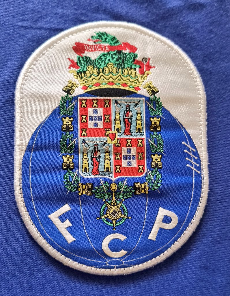 Sobre as cores do FC Porto: O exército de Pedro IV que desembarcou na praia da Memória (Perafita) em 1832, entrou no Porto com hortênsias na ponta das espingardas, sendo aplaudido pelos seus habitantes vestindo de azul e branco, as cores liberais. O Cerco do Porto foi (cont...)
