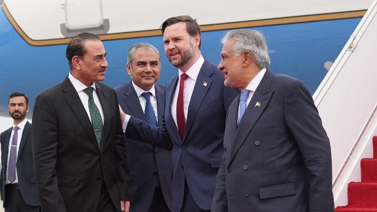 Primewave96's tweet photo. 🇵🇰🇺🇸🇮🇷 ایک تاریخی لمحہ اسلام آباد میں

امریکہ اور ایران کے اعلیٰ سطحی وفود آج اسلام آباد میں آمنے سامنے بیٹھے ہیں، جس میں امریکی وفد کی قیادت نائب صدر جے ڈی وینس کر رہے ہیں جبکہ اس میں جیرڈ کشنر اور اسٹیو وٹکوف بھی شامل ہیں۔ دوسری جانب ایران کی نمائندگی محمد باقر قالیباف اور وزیر خارجہ عباس عراقچی کر رہے ہیں۔

پاکستان کی میزبانی میں ہونے والے اس مذاکراتی عمل نے دنیا کی بڑی طاقتوں کو ایک ہی میز پر لا کھڑا کیا ہے، جسے سفارتی حلقے ایک غیر معمولی پیش رفت قرار دے رہے ہیں۔

یہ وہ موقع ہے جہاں اعتماد اور عدم اعتماد دونوں ایک ہی کمرے میں موجود ہیں اور پوری دنیا کی نظریں اس مذاکرات کے نتائج پر ہیں۔