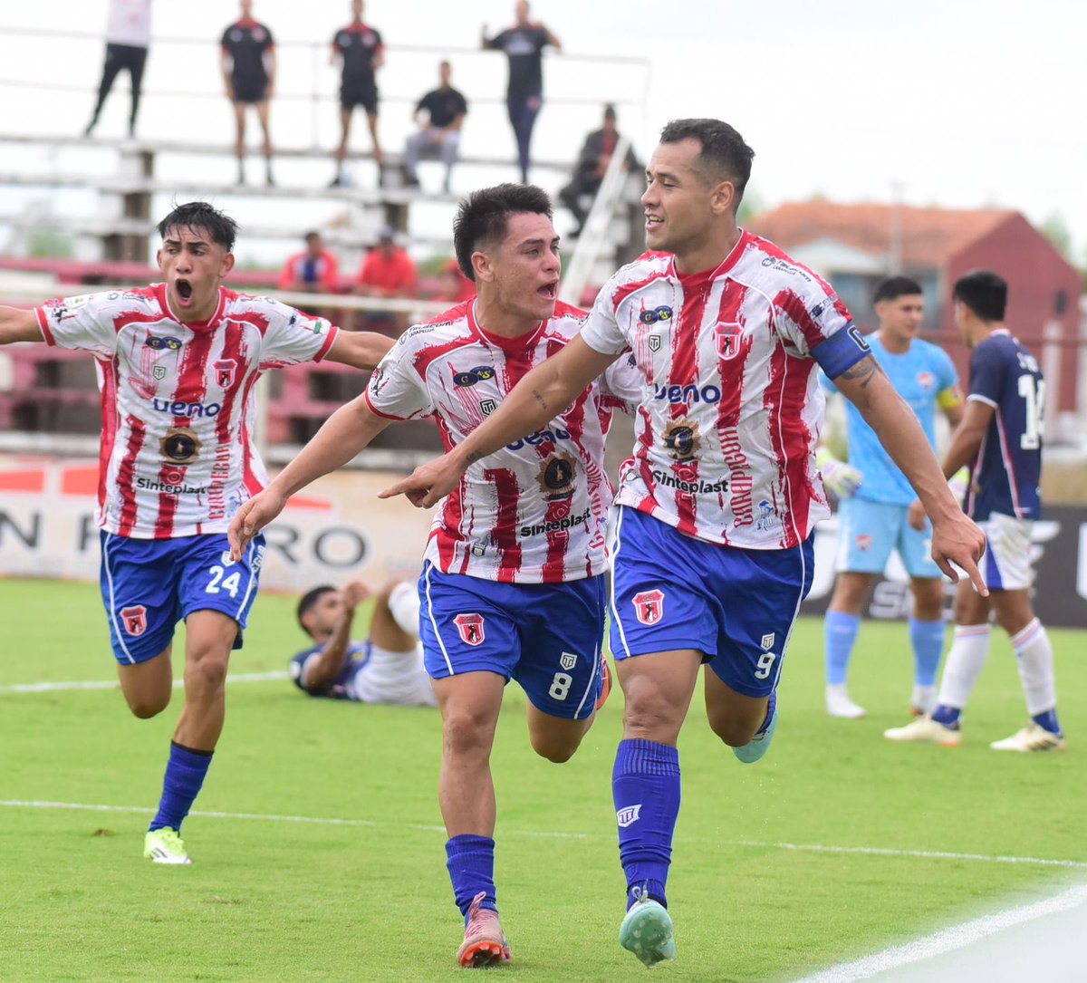 IntermediaAPF's tweet photo. Un triunfo y un empate en la jornada sabatina.

Sportivo Carapeguá derrotó al 3 de Noviembre, mientras que Benjamín Aceval y General Caballero JLM quedaron igualados.

✍🏻 https://t.co/FXLK97KJxp

#IntermediaAPF 🟠🟢 https://t.co/rOISUSmRAs