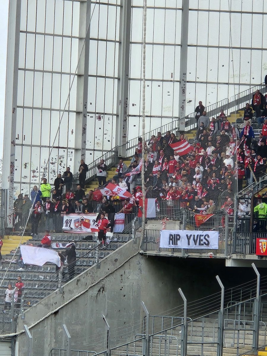 lbpubliclensois's tweet image. 🚨 𝗠𝗔𝗚𝗡𝗜𝗙𝗜𝗤𝗨𝗘 ! Le parcage du FC Rouen a rendu hommage à Yves, supporter lensois décédé d’un arrêt cardiaque en se rendant à Lille le week-end dernier 🥹🙏

Respect à eux 👏

#RCLFCR