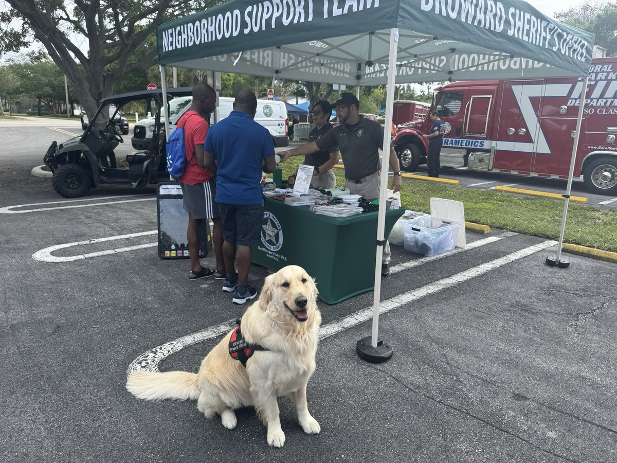 OscarTherapyDog's tweet image. Today we attended an event Touch A Truck. Ending up being Touch A Dog as well. Dogs make a difference and together we can make a difference one paw at a time. #BSOFR #animalassistedcompressiontherapy #giveback #makeadiﬀerence