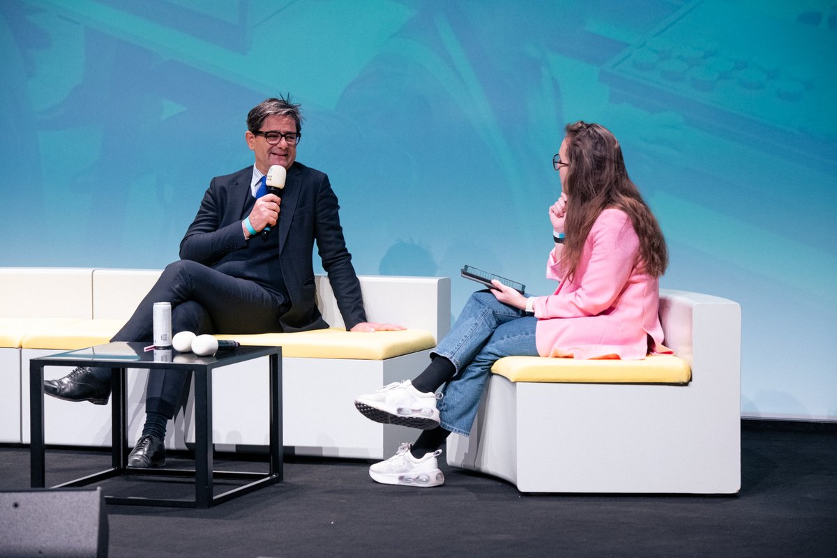 NicolasDufourcq's tweet photo. Depuis longtemps, j'ai souhaité que @Bpifrance soit une fintech avec un réseau physique, et non pas une banque classique avec un bras Tech. C'est ce que, je crois, nous avons réussi à faire.

La semaine dernière, j'étais au Fintech R:Evolution, l'un des grands rendez-vous annuels de l'écosystème français de la fintech à @joinstationf. J'ai eu le plaisir d'y échanger avec @CharliePERREAU (@LesEchos), sur ce thème.

Oui, nous assumons d'être une fintech. Avec toutes les équipes de Bpifrance, notamment la direction des services informatiques emmenée par Lionel Chaine, et la direction du digital dirigée par @JulienRibeyre, nous avons noué plus de 70 partenariats avec des fintechs, 70% d'entre elles étant françaises. Bridge, @Younited, @Flaminem, Ubble, Conformitee : ces solutions sont désormais intégrées dans nos propres plateformes de crédit. Nous ne sommes pas des spectateurs de la révolution fintech, nous en sommes des usagers directs.

Et nous allons plus loin, dans trois directions :

→ Fonds Token : nous avons lancé en juin dernier le premier fonds d'investissement public en actifs numériques. 25M€ ciblés, de la DeFi (finance décentralisée) à la tokénisation (transformation d'actifs réels en tokens numériques), en passant par les layers (couches d'infrastructure blockchain) et le DePin (réseaux physiques décentralisés), en conformité totale avec MiCA, le cadre réglementaire européen sur les crypto-actifs. Notre conviction, c'est que la blockchain n'est pas une mode mais une infrastructure. Nous construisons le futur de la banque publique avec cette vision.

→ IA à l'échelle : avec le déploiement en interne de l’intelligence artificielle, 2 000 notes de crédit générées par IA avec un gain de temps de 50% pour nos équipes, Bpifrance est déjà passée à l'ère de l'IA générative, et nous encourageons les entreprises françaises à le faire également. L'heure n'est plus à l'expérimentation, il faut déployer au maximum, dans tous les secteurs.

→ Autonomie stratégique par l'usage : nous achetons ce que nous finançons. C'est la condition de la crédibilité. C'est aussi ce que nous partageons avec d'autres grands groupes via notre programme DAPI.

→ Crédit digital avec octroi algorithmique, c'est fait, nous somme leader du marché. Et nous lançons le prêt Boost pour permettre aux grands consommateurs de fuel et de carburant de traverser la crise actuelle.

J'ai conclu mon intervention en rappelant que la souveraineté numérique, ce n'était pas que des beaux discours. Les critiques sont nombreuses dans ce domaine, alors que notre espace numérique est largement dominé par les géants américains. C'est une colonisation que j'ai largement pu dénoncer ces derniers mois. Avec Bpifrance, nous prouvons qu'on peut favoriser au maximum les acteurs français aussi performants.

Merci aux équipes organisatrices du Fintech R:Evolution !

@FranceFintech