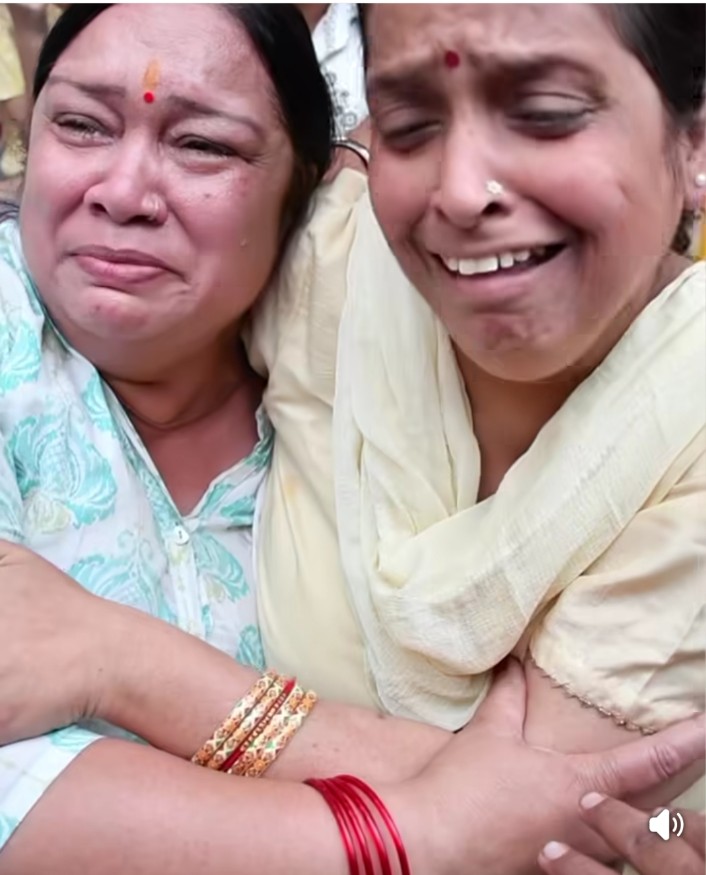 naeemalvik's tweet image. आंसुओं के सैलाब से तरबतर सेंट्रल मार्केट 

सेंट्रल मार्केट शास्त्री नगर मेरठ में सीलिंग की कार्रवाई के बाद आए सुप्रीम कोर्ट के आदेश पर व्यापारियों में गम का माहौल है 
हर किसी की आंख में आंसू है और महिलाओं से लेकर बच्चे बड़े सब रो रहे हैं
 #सेंट्रलमार्केट #मेरठ #meerut #news