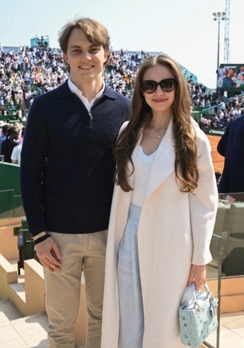 ari 🌸 tweet media