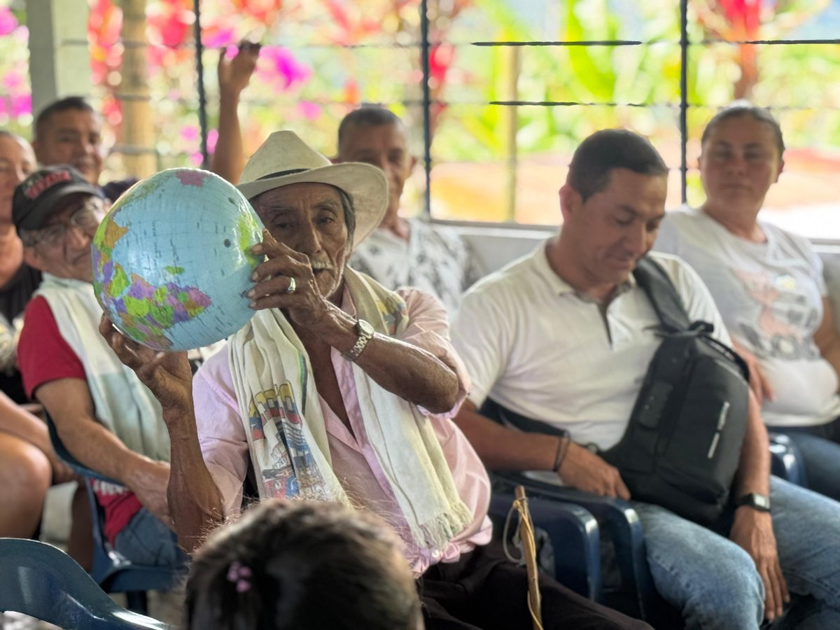 CAR_Cundi's tweet photo. 💧 El futuro del agua se construye hoy

En la vereda Terama (Yacopí) capacitamos a la comunidad y al acueducto en uso eficiente del recurso y PUEAA. Un ejemplo de gestión responsable que protege nuestro territorio. 🌿 https://t.co/TfC1Q5coen