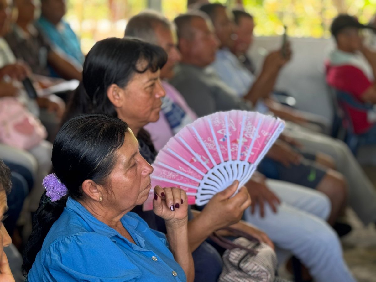 CAR_Cundi's tweet photo. 💧 El futuro del agua se construye hoy

En la vereda Terama (Yacopí) capacitamos a la comunidad y al acueducto en uso eficiente del recurso y PUEAA. Un ejemplo de gestión responsable que protege nuestro territorio. 🌿 https://t.co/TfC1Q5coen