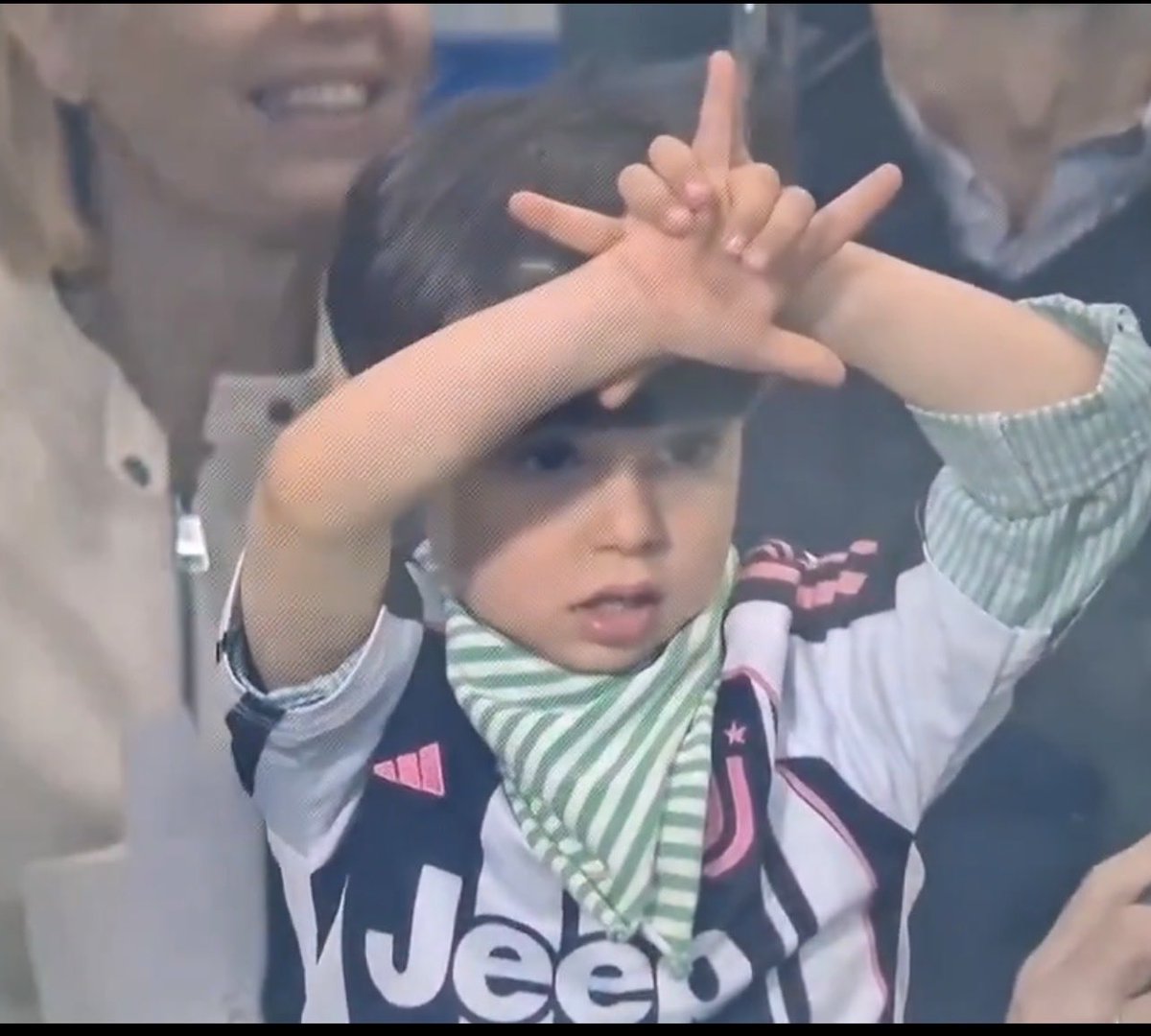 Gimax38's tweet image. Eppure ricordo che la Sig.ra #Christillin, in tempo di processi per le plusvalenze, aveva sentenziato che "un bimbo di 10 anni  non tiferà più la #Juventus".
La splendida foto di stasera, di un piccolo tifoso bianconero, mi pare dimostri il contrario.
A volte il silenzio è d'oro