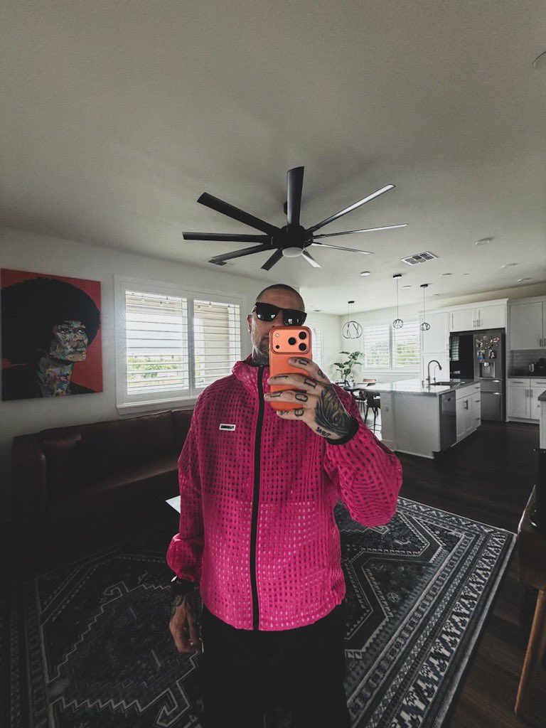 Unkonfined tweet media