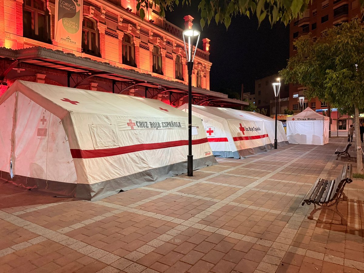 CruzRojaRMurcia's tweet photo. #EntierroDeLaSardina Todos los recursos desplegados! 
Esperamos que todos los Murcian@s disfruten de un gran desfile 
@AytoMurcia https://t.co/8RnT15Rv7I
