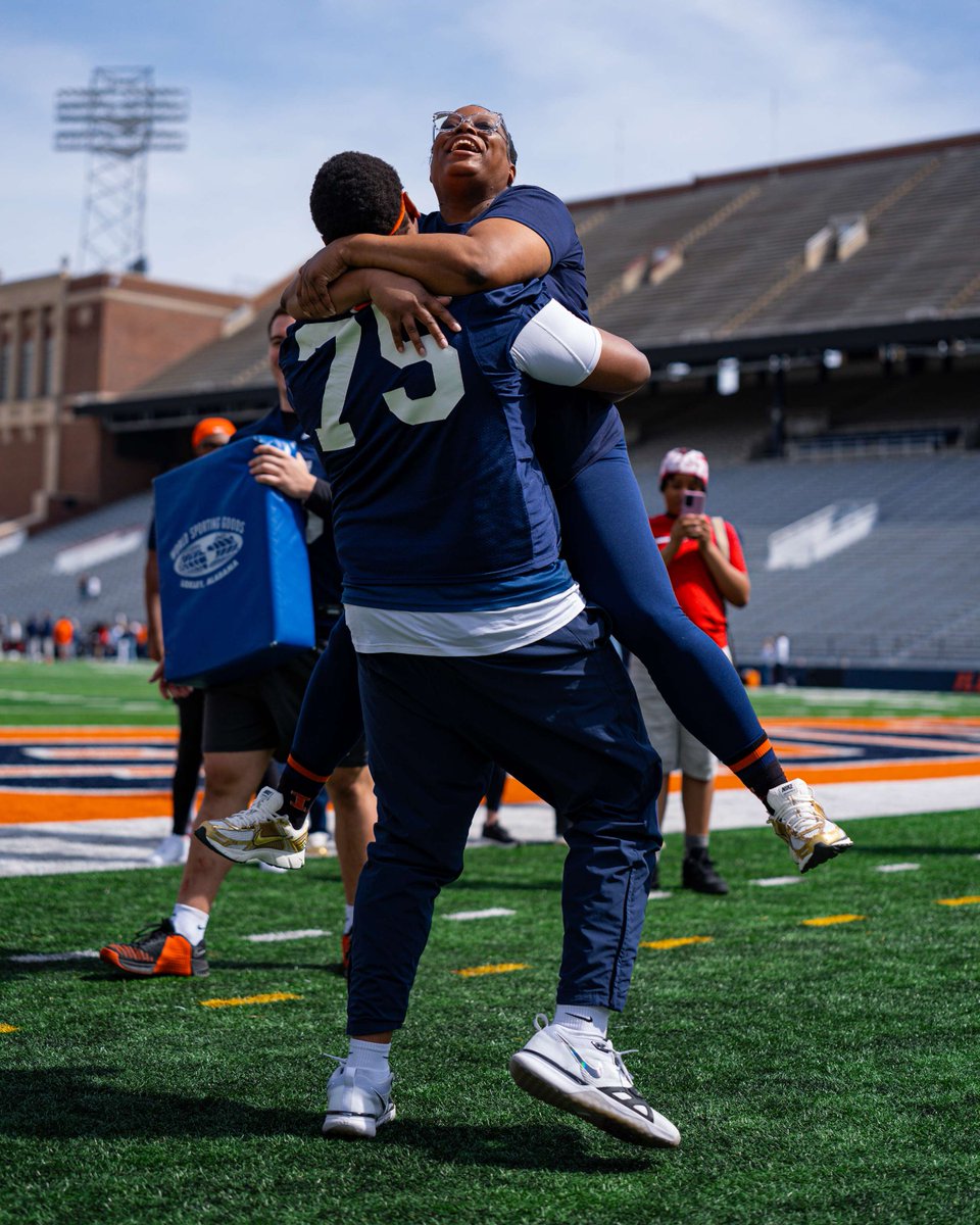 IlliniFootball's tweet image. FamILLy built this — today they got to be part of the work.