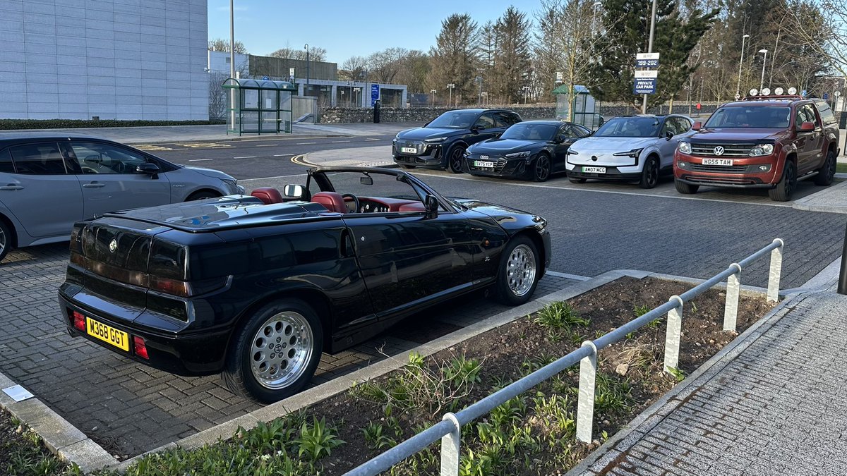 jamie_ES30's tweet photo. Volume up!  Couple of weeks ago I started my Alfa Romeo RZ for the first time this year and went right back in the garage because the roads had been gritted and it snowed.  Then yesterday was the first (cold) commute of the year.

#alfarz #alfasz #alfaromeo #zagato #modernclassic https://t.co/MHWuSi0mPH