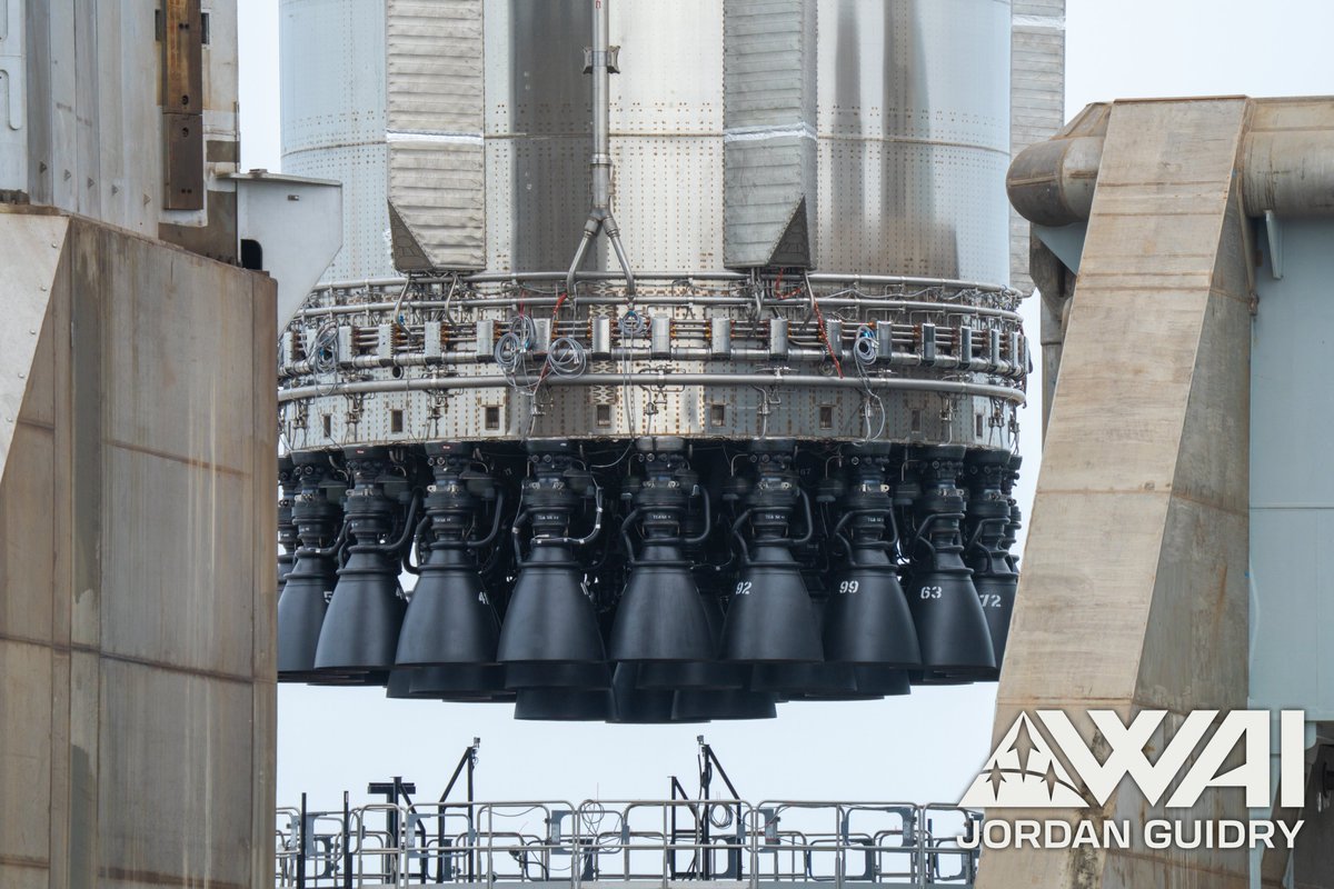Jordanguidry6's tweet image. Booster 19 is currently being lifted on to OLM2 with all 33 of its Raptor V3 engines installed! 🔥 🚀 

@FelixSchlang