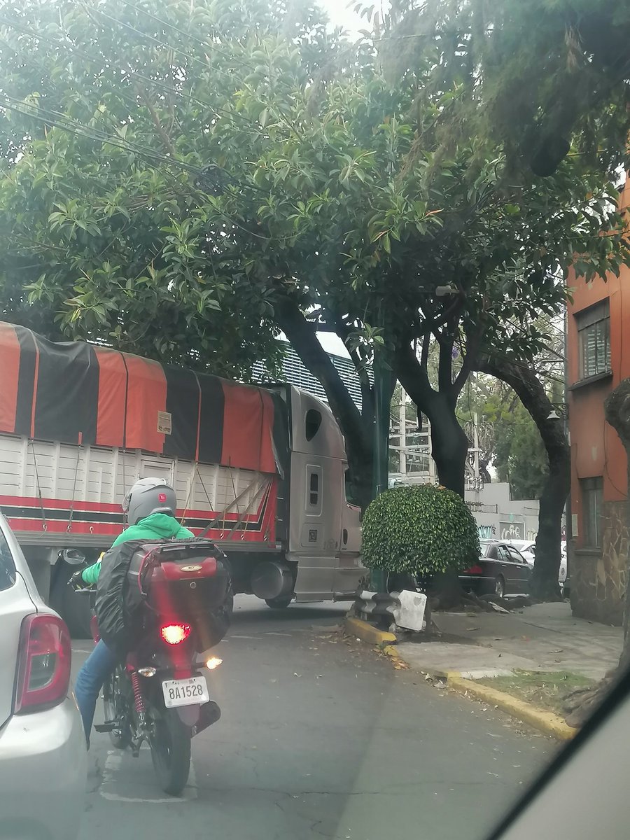 klausmx's tweet photo. @OVIALCDMX favor de enviar patrulla para mover camión estorbando en lateral Río Churubusco y Plutarco Elías Calles, alcaldía Benito Juárez el tráfico denso. Gracias https://t.co/NhSKHYlzZg
