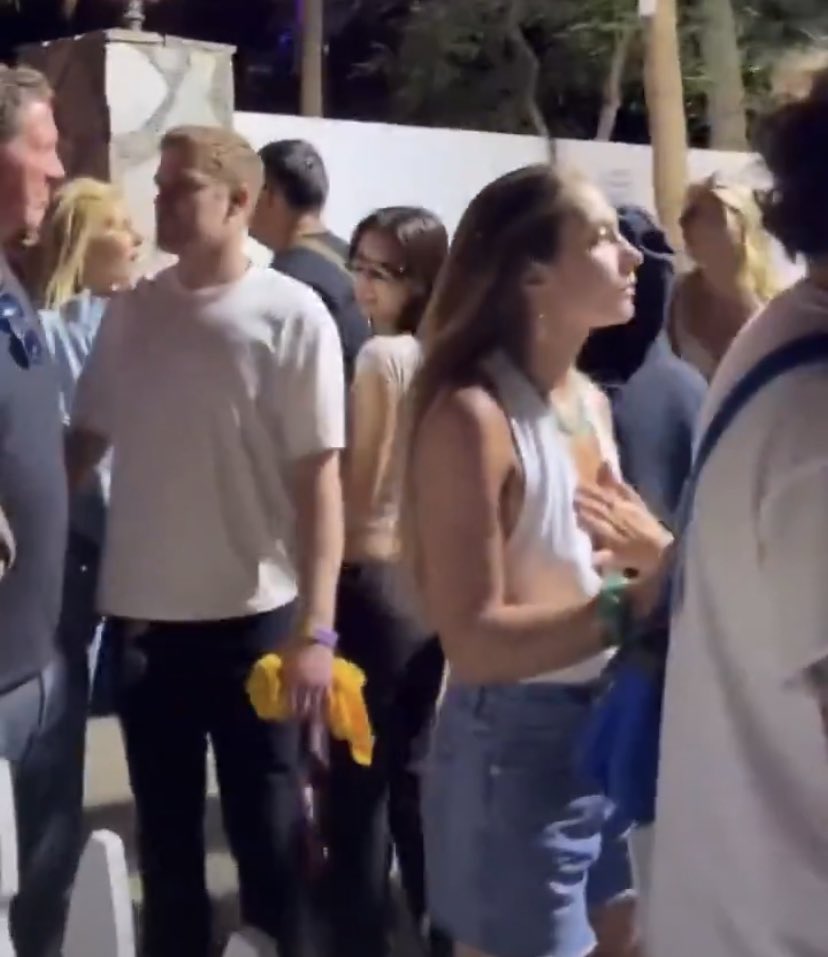 LalisaTay_1327's tweet image. Parece que JENNIE y ROSÉ fueron vistas anoche en Coachella. LISA también estuvo y se supone que saldría a cantar 'BAD ANGEL' en el Show de Anyma pero fue cancelado

Solo falta que aparezca JISOO para tener a las cuatro juntas y suban foto OT4 en Coachella, Las Pink son Ninjas 😭