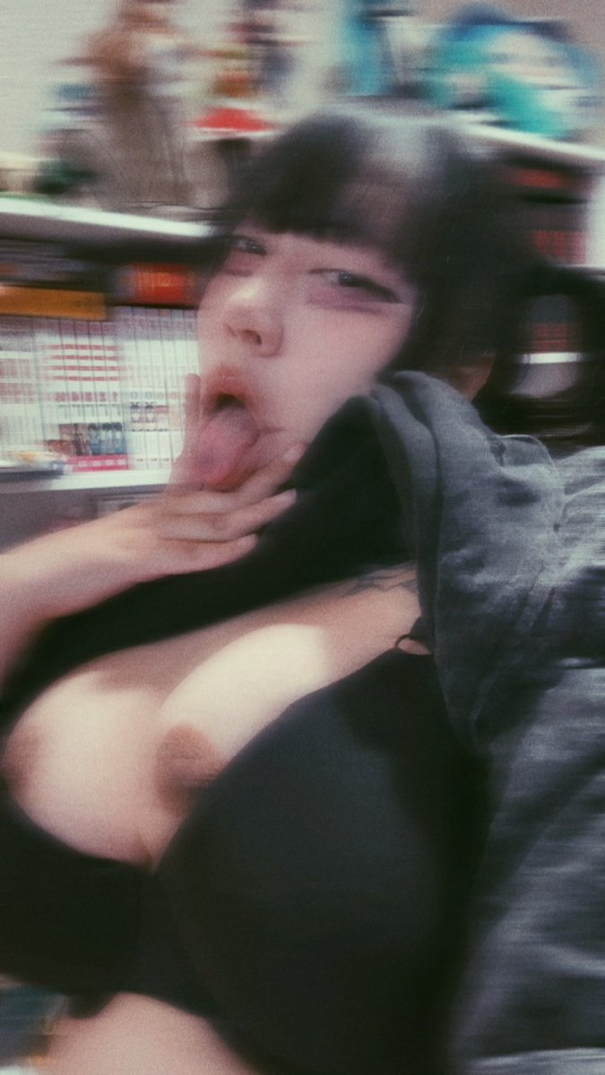 Namiswanbb's tweet photo. Can we makeout in my manga room ? https://t.co/KPU79SDfdw