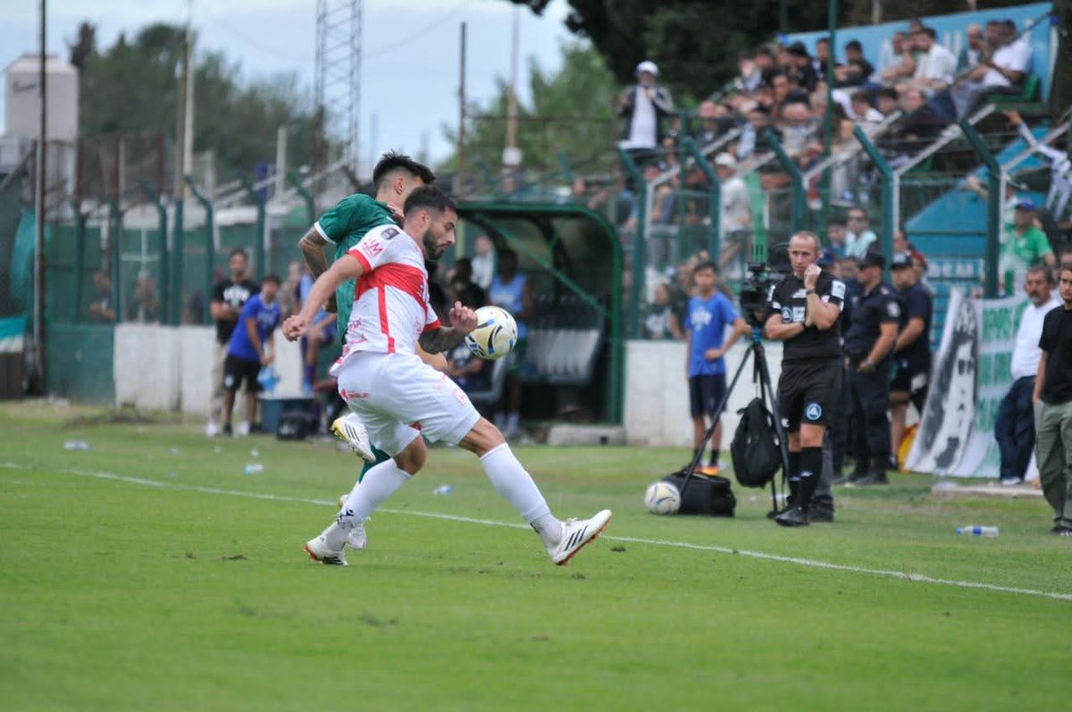 corazon_degallo's tweet photo. #Fútbol ⚽ #PrimeraNacional #ZonaA #F9 #CSMxMOR
Caída con San Miguel
Morón empezó perdiendo desde el vestuario, con gol de Kevin Ceceri (5' PT), con uno menos, lo empató iniciado el complemento por Ezequiel Bulacio (3' ST) y San Miguel encontró el 2 a 1 de Bruno Nasta (8' ST). https://t.co/NAXwsH8Hqx