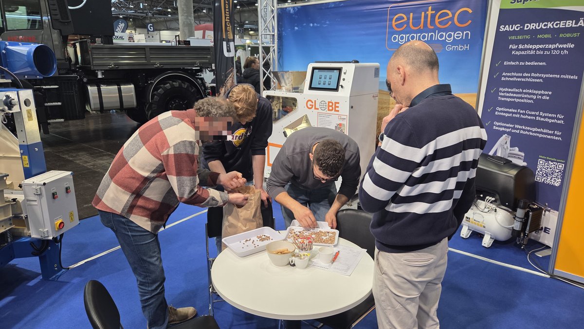 eutecgroup's tweet photo. ✨ Tag 3 auf der agra Leipzig 2026!

Praxis-Test unseres Farbsortierers GLOBE mit Kundenmaterial – anspruchsvoll, aber überzeugend gelöst.

Mit @jk_machinery  &amp; Elica ASM vor Ort.

📍 Halle 2 | Stand E38

#agra2026 #eutecgroup #jkmachinery #ElicaASM #Landtechnik #Maschinenbau https://t.co/zMMTDBaVoN