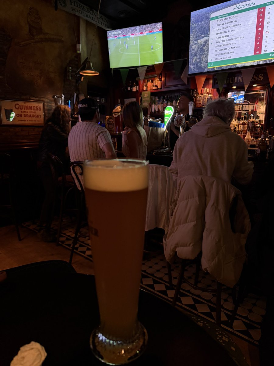 Sufrir como un cabron en un pub irlandés de Roma… VAMOSSSSSSSSS OSTIAAAAAAA!!!!!! Queda un mundo, pero los que te quieren vamos a seguir a tu vera hasta el final, porque yo al SEVILLA LO QUIEROOOOO…🎶🎶🎶