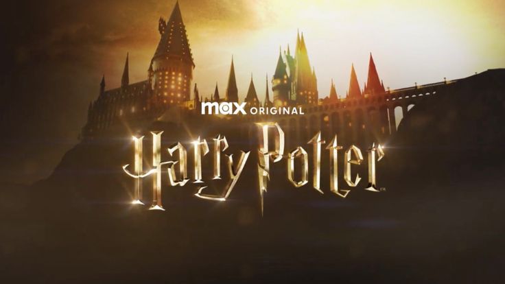 centralhpotter's tweet photo. 3 Curiosidades de Harry Potter Que Talvez Ninguém Saiba. ⚡

1. O gato que paralisou as filmagens
​Durante A Câmara Secreta, um dos gatos que interpretava a Madame Nor-r-ra fugiu e ficou dois dias escondido dentro da estrutura mecânica do Salgueiro Lutador. A produção inteira parou, custando milhares de libras, até que o animal fosse resgatado. Depois disso, o protocolo de segurança com animais em Leavesden mudou para sempre. 

​2. O segredo das 210 mil moedas de Gringotes
​Para a cena do cofre da Bellatrix em Relíquias da Morte, a produção não usou apenas metal comum.
​Curiosidade: Foram fabricadas mais de 210 mil moedas de ouro e prata. O detalhe "impossível": cada moeda foi banhada individualmente em um material que as deixava levemente pegajosas. Isso foi feito para que, quando elas se multiplicassem (o feitiço Gemino), elas ficassem grudadas no corpo dos atores, criando a sensação real de que eles estavam sendo sufocados por um tesouro sólido, e não apenas mergulhando em uma piscina de plástico.

​3. O mapa estelar escondido no escritório do Dumbledore
​O tapete no escritório do diretor não é apenas decorativo. Ele é uma reprodução manual de um mapa estelar do século XVI, mas com uma alteração feita pelos cenógrafos: as constelações foram redesenhadas para formar, de forma codificada, os nomes de todos os antigos diretores de Hogwarts. É um detalhe de design que levou 4 meses para ser concluído e mal aparece em cena.