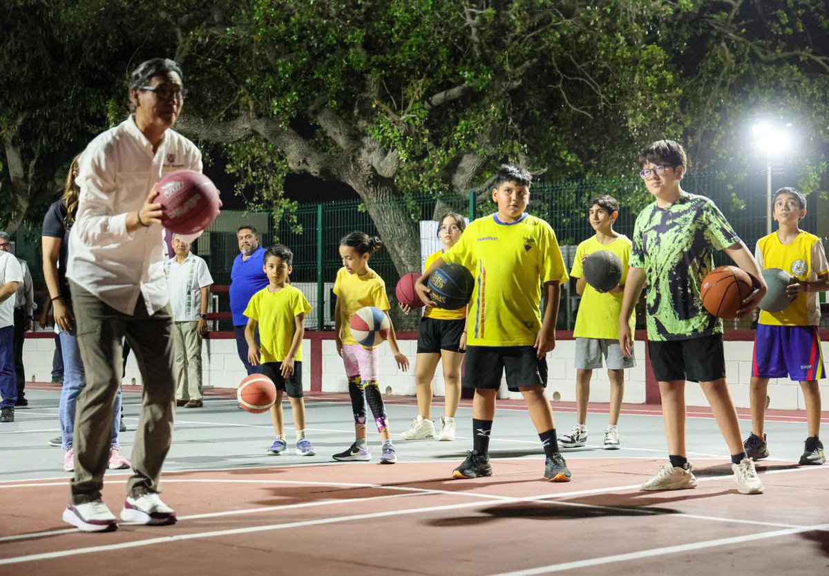 erasmoglz's tweet photo. Una cancha multifuncional más rehabilitada de basquetbol y fútbol para la actividad física y deportiva, #a_Darle! ✅ https://t.co/kp3eESmRnQ