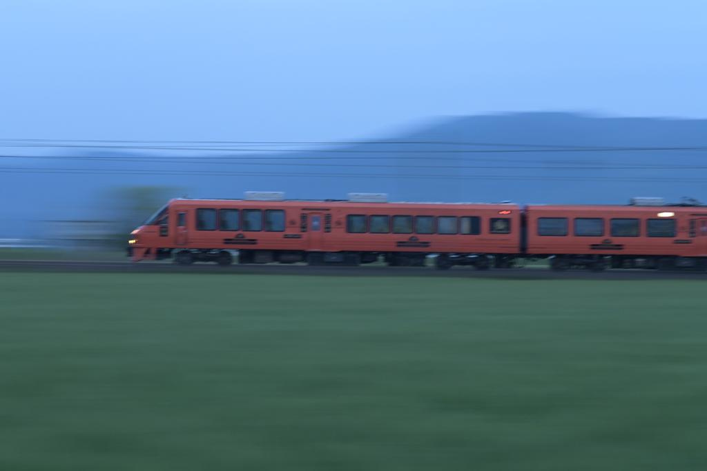 今朝のかささぎ102号回送…

シャッター1/10sec
まだまだ暗いです。
