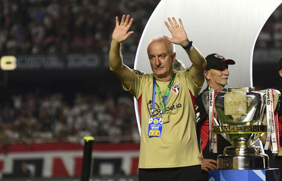 Traz antes de ser eliminado pro Juventude e ele não ter nada pra disputar.