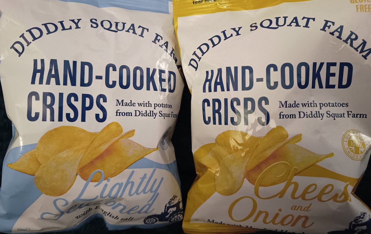 Siouxsiequ's tweet image. Enjoying a #saturdaynight #savourysnack with a glass of #redwine. Very nice #crisps #diddlysquatfarm. 👍