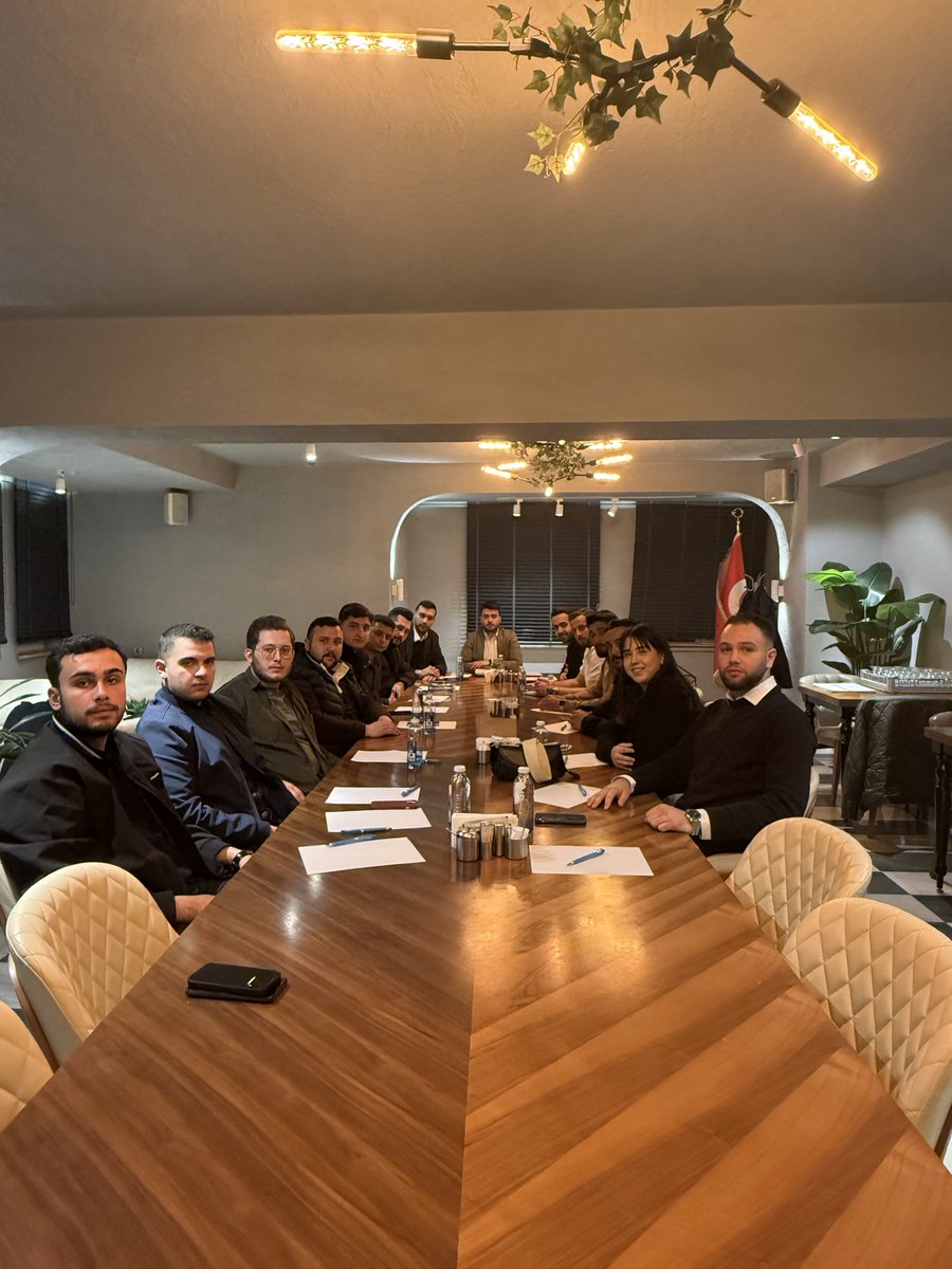 cihanbirsentr's tweet photo. İlçe Başkanları Toplantısı 📍

Gündem yoğun,enerjimiz tam,birliğimiz daim 💪🏻

📌 Teşkilat Başkanlığı devir teslimimizi gerçekleştirdik.Görevi devreden başkanımız Abdullah Aydın ‘a özverili çalışmaları için  teşekkürlerimi sunuyor; İl Teşkilat Başkanlığı görevini tevdi ettiğimiz  Talha Çavdar başkanımıza  görevinde muvaffakiyetler diliyorum.

📌 En önemli gündem maddemiz ise; Sayın Cumhurbaşkanımızın katılımları ile gerçekleştireceğimiz ‘16 Mayıs Kocaeli Bir Gençlik Şöleni’ idi 😎⏳

İlçe başkanlarımız ile birlikte sürece dair tüm çalışmalarımız ve hazırlıklarımız devam ediyor ✍🏼