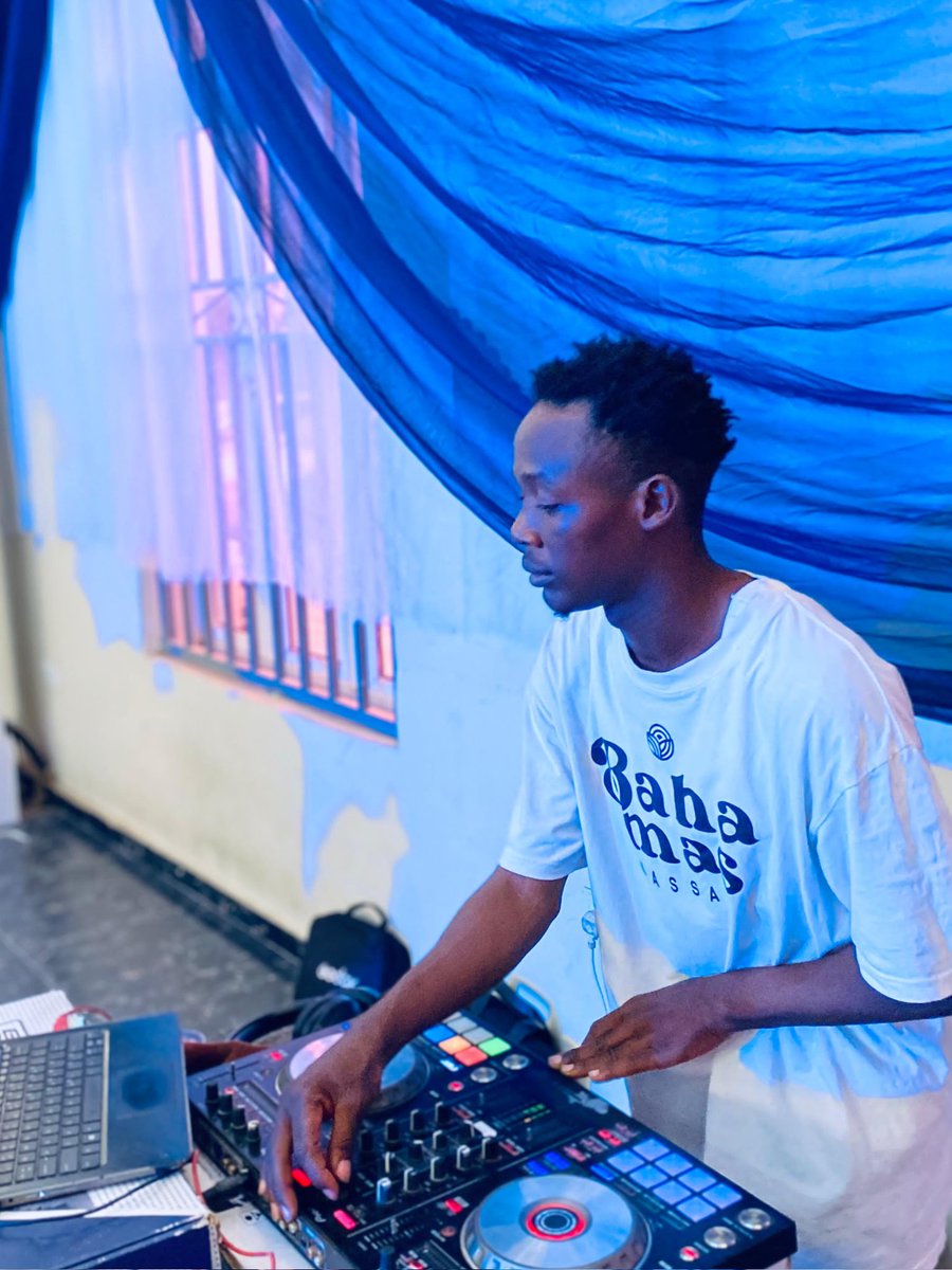 DjGeemax's tweet photo. Saturday are for wedding 💍💒 
OUTSIDE FOR THE COUPLES..
Book us for your next event 💯🤝🔥🙏 https://t.co/NAzqRX60NV