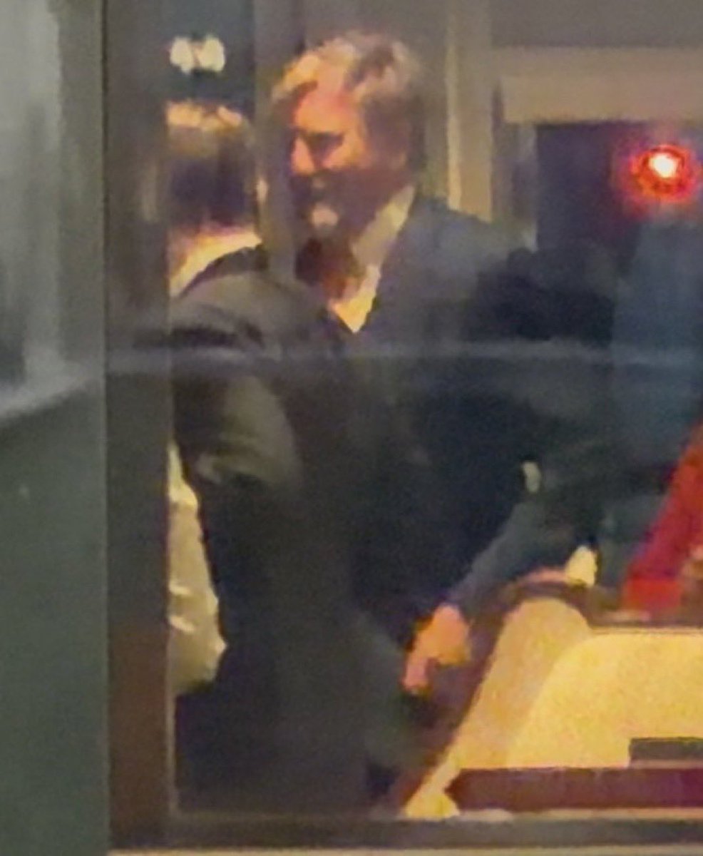 Vakantiekoning1's tweet image. 📸 Dit mag je niet zien van de RVD! De Vakantiekoning tijdens de geheimzinnige Bilderberg conferentie in Washington, D.C.
🤫 De Vakantiekoning is aanwezig als staatshoofd maar de Rijksverzwijgingsdienst (RVD) stuurt geen persbericht en zet het event niet in de agenda #topsecret