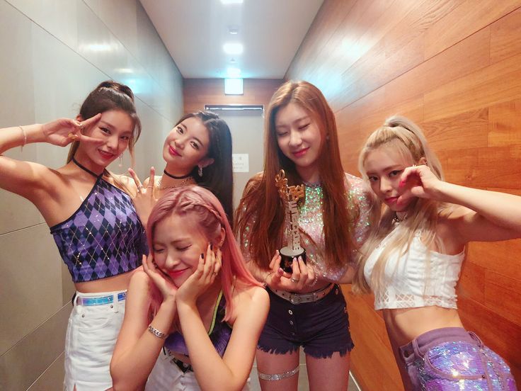 itzy old files tweet media