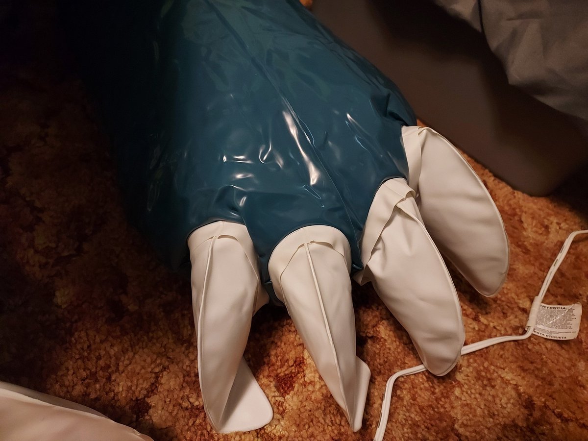 thephobiasqueak's tweet image. Squeaky face, squeaky-clear butt, and squeaky claws for #squeakysaturday .  Skipper is such a good squeaky boi! 

#inflatable #inflatables
