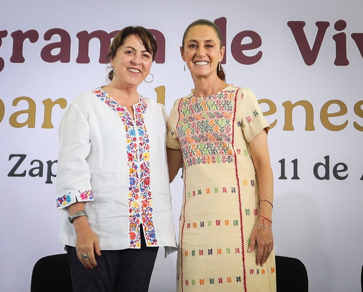 Art6to's tweet photo. 🔴  DESTACA PRESIDENTA CLAUDIA SHEINBAUM TRABAJO DE LA GOBERNADORA MARGARITA GONZÁLEZ SARAVIA EN MORELOS

La gobernadora Margarita González Saravia acompañó a la presidenta de México, Claudia Sheinbaum Pardo, en el segundo día de actividades en Morelos, donde encabezaron en el municipio de Emiliano Zapata, la entrega de 828 constancias de finiquito de créditos del Fondo de la Vivienda del Instituto de Seguridad y Servicios Sociales de los Trabajadores del Estado (Fovissste), así como 250 escrituras del Instituto Nacional del Suelo Sustentable (Insus).

El acto se llevó a cabo en el estadio de futbol “Emiliano Zapata”, donde la mandataria estatal subrayó que esta acción representa un acto de justicia social que transforma la vida de cientos de familias, al garantizar el derecho a una vivienda digna con certeza jurídica.

“Este avance es resultado de una política pública orientada al bienestar social. Reconocemos a la presidenta de México, Claudia Sheinbaum Pardo, por impulsar acciones que colocan en el centro a las familias”, expresó.

Margarita González Saravia destacó que, su gobierno perteneciente a la Cuarta Transformación mantiene coordinación con la Federación para fortalecer programas que benefician de manera directa a la población.

Por su parte, la Presidenta Claudia Sheinbaum señaló que las 828 familias beneficiadas este día han cubierto ya sus créditos, por lo que acceden a la cancelación de adeudos e indicó que, a nivel nacional, cinco millones de familias han recibido este beneficio.

Asimismo, reconoció el trabajo de la gobernadora Margarita González Saravia y afirmó que su administración se distingue por priorizar el bienestar de la población y ejercer los recursos con enfoque social.

La Presidenta subrayó que las acciones de gobierno deben orientarse a generar beneficios justos para la ciudadanía, en concordancia con los principios de la Cuarta Transformación.

En su intervención, la secretaria de Desarrollo Agrario, Territorial y Urbano, Edna Elena Vega Rangel, informó que en Morelos se han entregado alrededor de cuatro mil 700 escrituras y se han mejorado 36 mil créditos del Infonavit.

Por su parte, el director general del Instituto de Seguridad y Servicios Sociales de los Trabajadores del Estado (ISSSTE), Martí Batres Guadarrama, anunció que las personas mayores de 80 años con adeudos en Fovissste accederán a la condonación de sus créditos.

Con esta actividad, concluyó la gira de trabajo que la presidenta Claudia Sheinbaum Pardo realizó en Morelos durante el fin de semana.