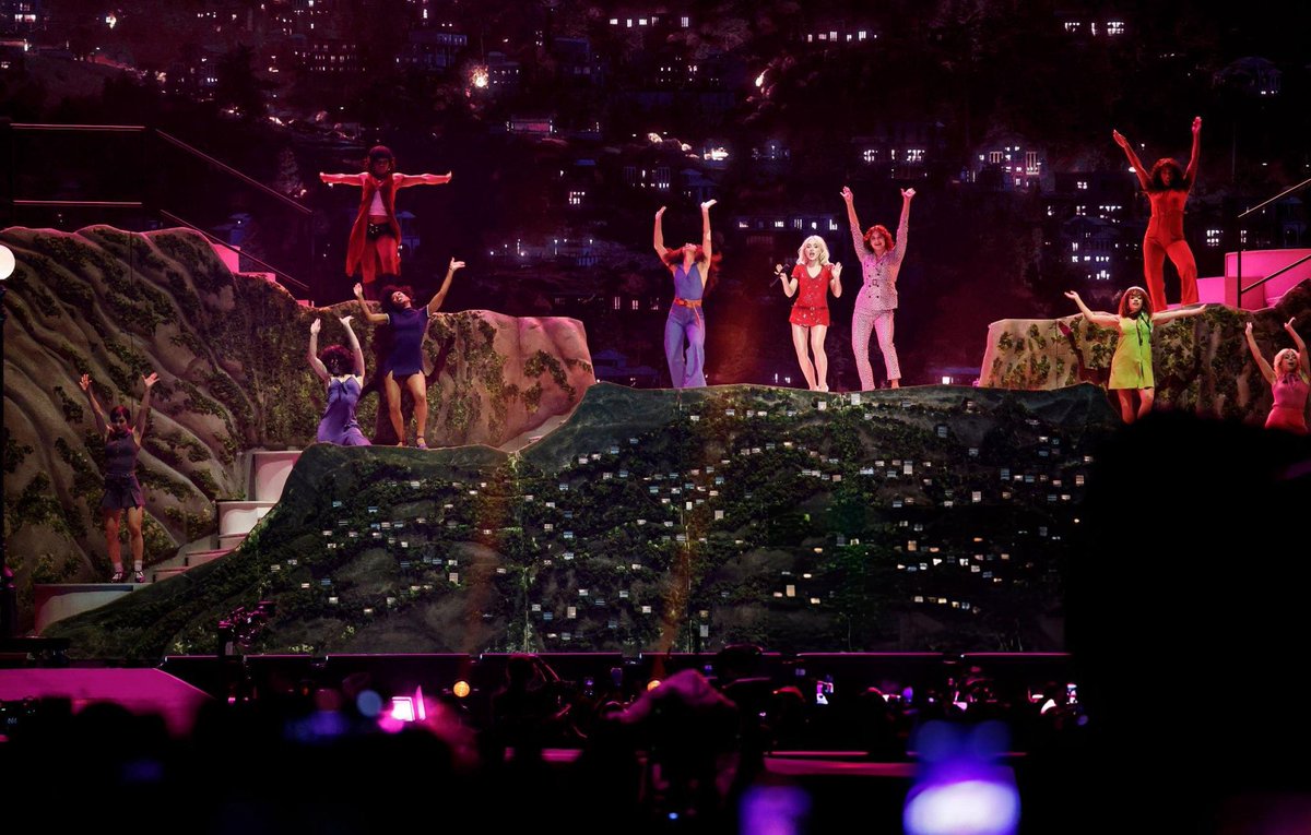 Sabrina Carpenter All-News 🐾 tweet media