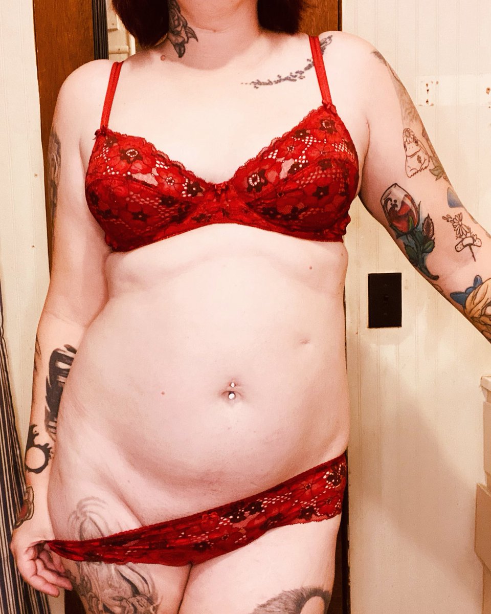 karisullivan23's tweet photo. Good evening! Winding down for the night. Dm for content details. Also ask about my other pages. https://t.co/NhgjJrLFAH