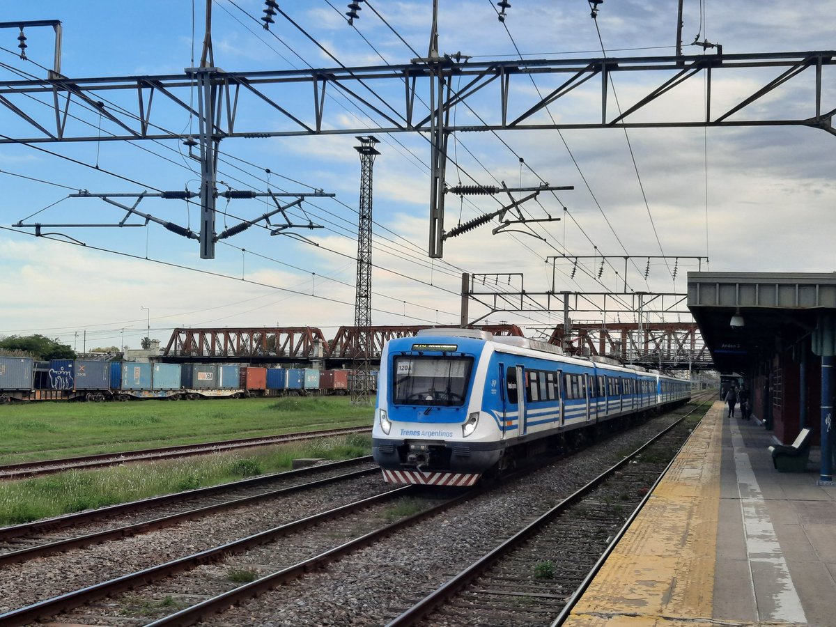 TREN MILITAR en Gerli 🪖

Este convoy está llevando vehículos del ejército hacia la Patagonia para un ejercicio combinado de las fuerzas armadas.

Lo más destacable son los TAM, nuestro tanque argentino mediano, un orgullo poder verlos sobre rieles.🇦🇷
