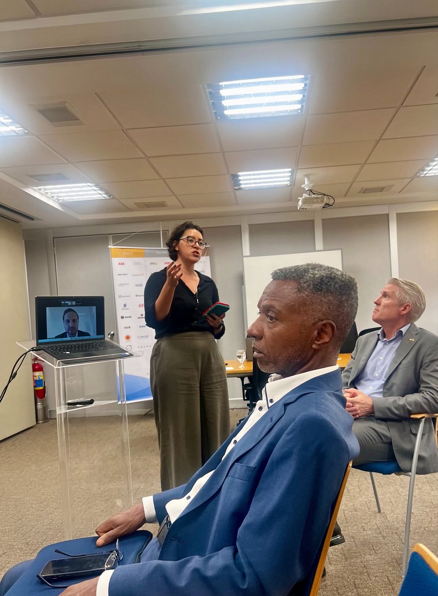 SwedenInSP's tweet photo. 🛜 A parceria digital entre Brasil 🇧🇷 e União Europeia 🇪🇺 já começou, mas estamos avançando rápido o suficiente? Essa foi uma das reflexões centrais do encontro do #EUDigital #Industry Sounding Board, realizado na quinta-feira 9/4 na SWEDCHAM | Câmara de Comércio Sueca no Brasil em São Paulo.

💡  Em um cenário global com acentuda concorrencia e transformação geo-politica, cada vez mais orientado por dados, inovação e segurança digital, a cooperação do 🇧🇷 Brasil com União Européia  deixa de ser apenas desejável e passa a ser estratégica de forma transversal para todas os setores e indústrias.

🇪🇺 Durante o debate e trocas de melhoras práticas, discutimos entre outros temas também sobre : 🔹 O avanço da agenda digital entre Brasil e UE 🔹 as prioridades atuais em Bruxelas,🔹 o papel do Acordo UE–Mercosul nesse contexto e 🔹 os próximos passos para engajamento com o setor privado.

🙏  Um agradecimento especial aos speakers presentes Maria Buzdugan, Beatrice Covassi e Alexander Kuhl (online), após a abertura pelo Presidente Sergio Quiroga da Cunha e com as reflexões finais pelo Cônsul Renato Pacheco Neto. Obrigado igualmente a Júlia O. Rosa do GIZ Brasil pela moderação dos debates com as empresas européias e ao Diretor-Executivo Jonas Lindström pelo encerramento.

🌐  O momento agora é de transformar diálogo em implementação concreta, como bem lembraram os participantes da Vivo (Telefônica Brasil), Nokia, Ericsson, TIM Brasil, AFRY e representantes do setor privado Europeu no Brasil. Além de suas Camaras bilaterais de Comercio presentes: Câmara Brasil-Alemanha de São Paulo | AHK Brasil, Câmara de Comércio Italiana de São Paulo - Italcam, entre outras.

#EUDigital #EUMercosur #BrazilEU #DigitalTransformation #Innovation
#TeamEuropeBr #SwedeninSP #Innovation #Data #Security #Protection