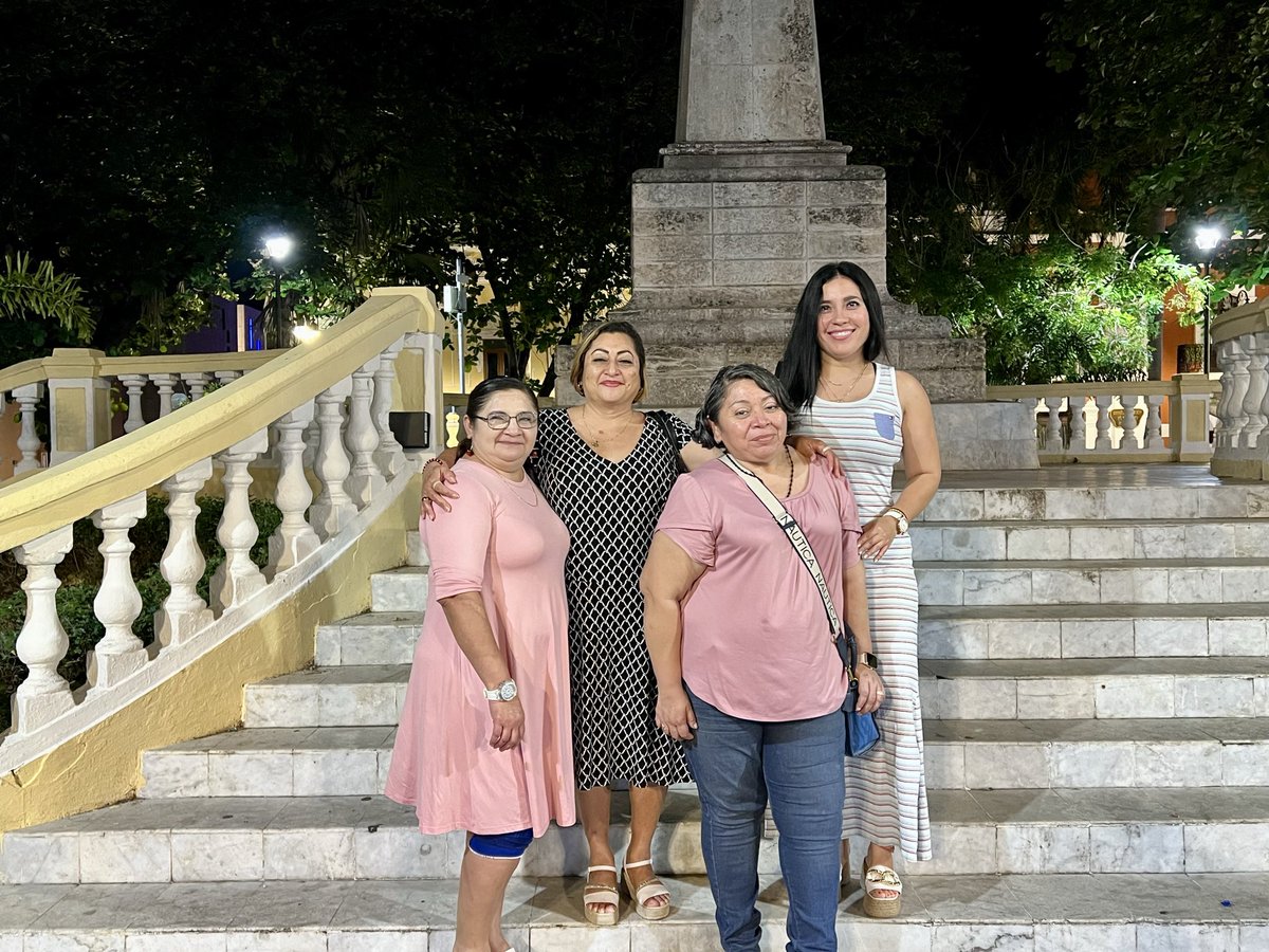 Las Cuatro Fantásticas felices después de una noche de teatro y plática por las calles de la hermosa #Mérida, #Yucatán
Paseamos por calles llenas de música, artesanías y delicias para consentir a los turistas nacionales, extranjeros y locales… como nosotras.