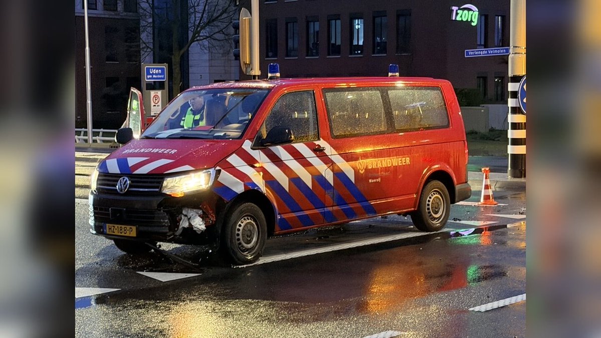 Aanrijding personenauto en personeelsbus van brandweer