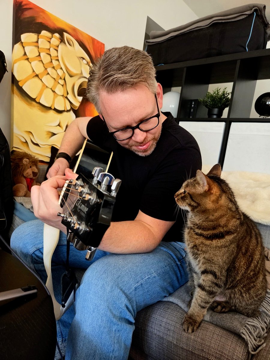 apodgaming's tweet photo. Quality Time with my boi Sigge. #catdad #qualitytime https://t.co/iJ93xuolRP