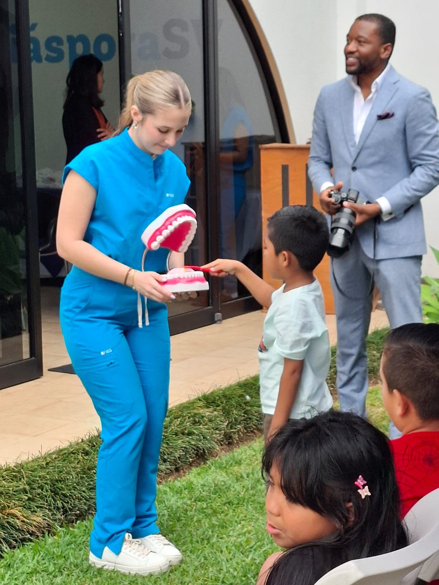 DianaVanegasES's tweet photo. Gracias a @UnspokenSmiles en 🇨🇷 y su programa Cero Caries, nuestros niños recibieron atención dental gratuita y aprendieron técnicas profesionales para el cuidado y limpieza de sus dientes. También, disfrutaron de un convivio con deliciosas pupusas🇸🇻. https://t.co/ASBFvOBb0T