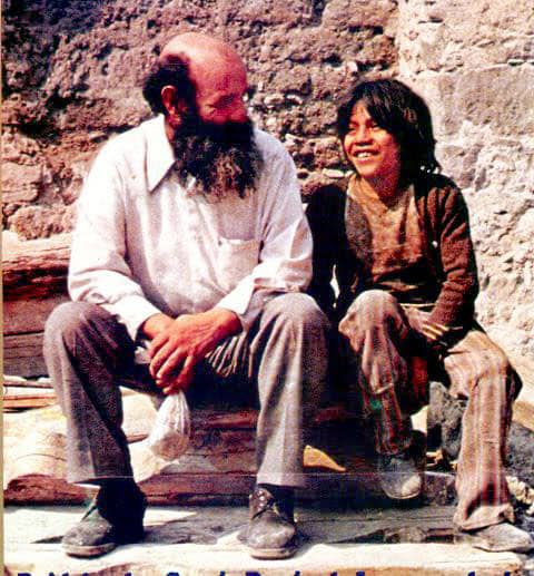 DesdeLaFeMx's tweet image. No todos los héroes usan capa… algunos usan sotana, como el padre Chinchachoma, que cambió la vida de miles de niños de la calle. 🥹🙌

Esta es su increíble historia: dlf.desdelafe.mx/4mlL6CS

#DíaInternacionaldelNiñooNiñaenSituacióndeCalle #niños