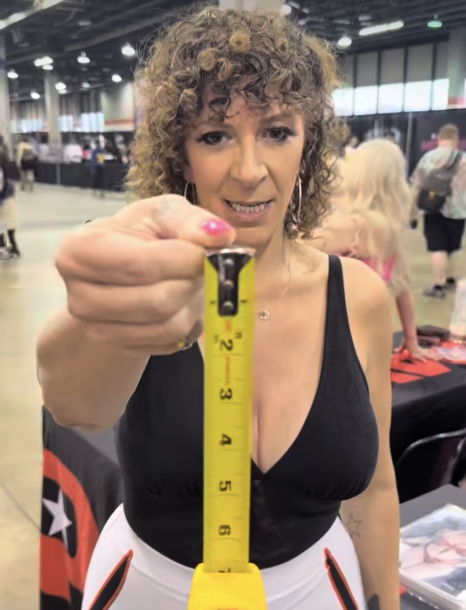 SaraJayXXX's tweet photo. Just did the 6inch challenge @exxxotica 

Did I get it right? 

Come see me @YPPWORLD booth 406!  

I have merch with me, snap a photo with me and meet your favorite 🌽⭐️ https://t.co/ZGNExckCgl