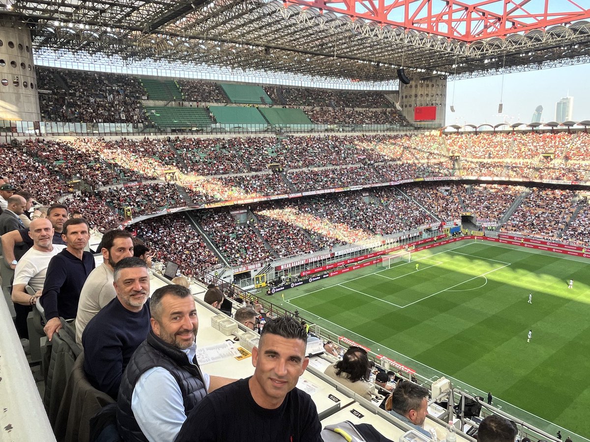EntrenadorRFEF's tweet photo. 📸 IMAGEN | Proyecto ‘𝗙𝗢𝗥𝗠𝗔𝗖𝗜𝗢́𝗡 𝗜𝗧𝗜𝗡𝗘𝗥𝗔𝗡𝗧𝗘 𝗘𝗡𝗧𝗥𝗘𝗡𝗔𝗗𝗢𝗥𝗘𝗦 @rfef’ 

Visualización del partido entre el @acmilan 🆚 @Udinese_1896 

#EntrenadoresRFEF https://t.co/Sri0SDq4b2