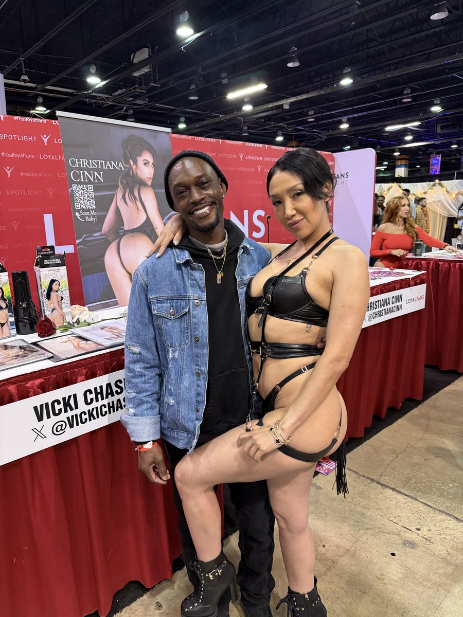 RECOIL815's tweet photo. Finally got to meet the beautiful @VickiChase so sexy and gorgeous in person thank you queen🫶🏾 https://t.co/TyjUpsZMRC