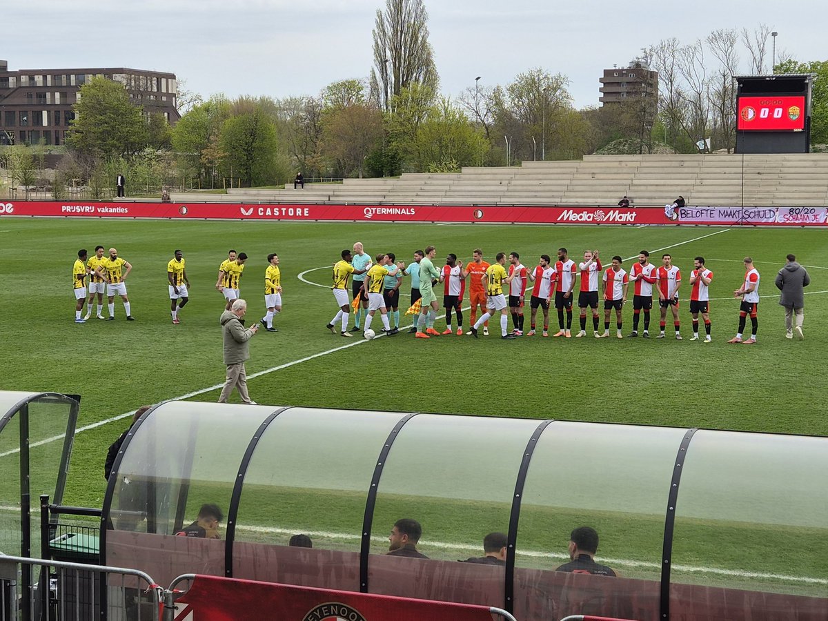 Hallo Cees en Cor, fijn dat er gezegd is dat alles wat over Sportclub #Feyenoord gezegd is, allemaal niet waar is. Wat ook leuk was, iedereen sprak over jullie actie. Volgende week ben ik er weer. Doeidoei! Ultee weg ermee! Gideon, zit je er nog Steeds?